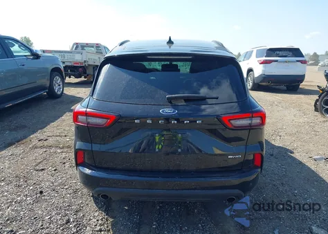 2024 Ford Escape St-Line Select z USA, uszkodzony, nr VIN 1FMCU9NA6RUA08984